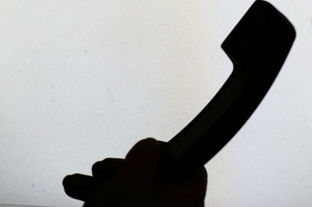 Per Telefon wurde der Rentner in die Falle gelockt.  | Foto: Armin Weigel (dpa)