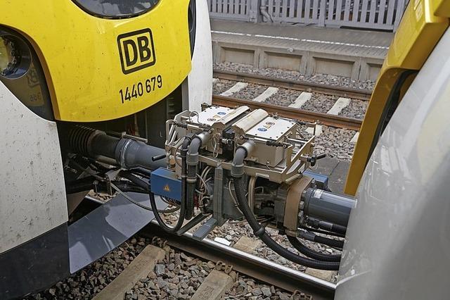 Pendler warten auf S-Bahn und Infos