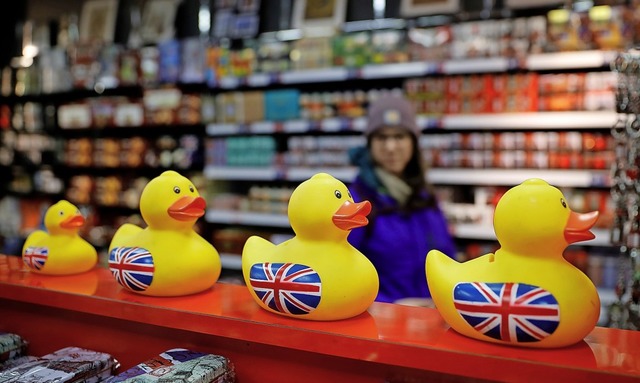 Die Wiedereinfhrung der Zollschranken...ss auf die  Partnerschaft mit England.  | Foto: TOLGA AKMEN (AFP)