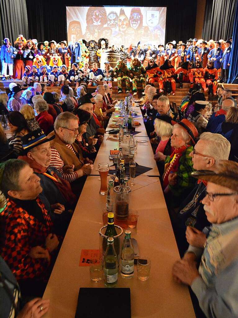 Aufmarsch der Narren beim Zunftabend in der Jahnhalle