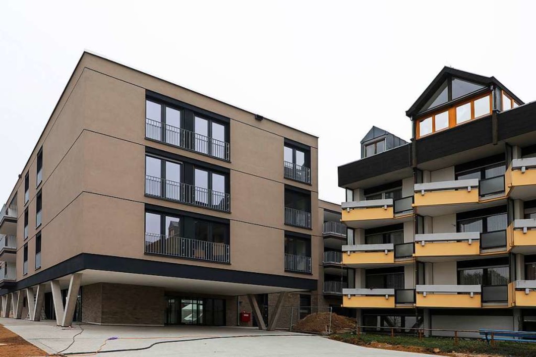 Der Neubau ist vollstndig bezogen, der Altbau (rechts) wird jetzt abgerissen.  | Foto: Christoph Breithaupt