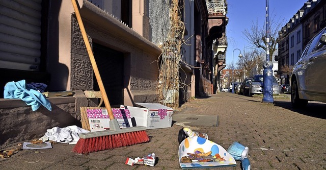 Bislang reinigen die Anwohner die Gehw...h die Stadt sieht Optimierungsbedarf.   | Foto: Thomas Kunz