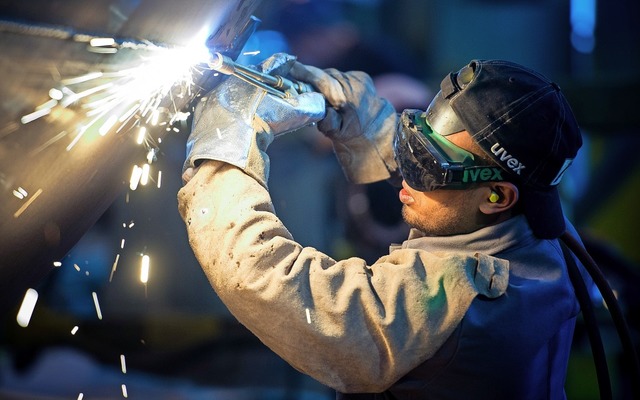 Ein Mann aus Somalia, der zuvor als Sc...er ausgebildet wurde, bei der Arbeit.   | Foto: dpa