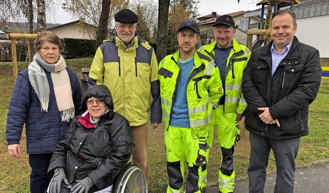 Freuen sich ber die neuen Bume: (von..., Manfred Schmidt und Michael Schmid.   | Foto: Gemeinde