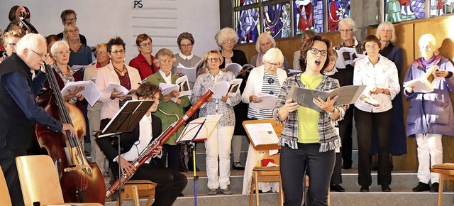 Solistin Konstanze Ruttloff  mit kume...m Abschied von Pfarrer Hellmuth Wolff   | Foto: Dieter Maurer