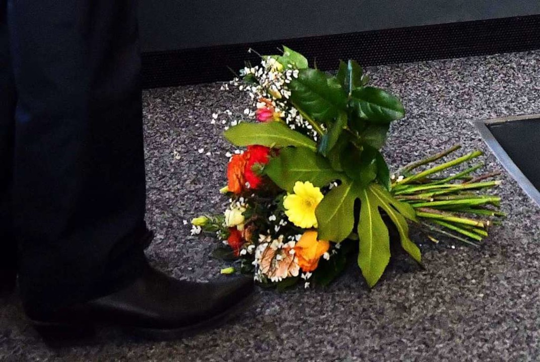 Jetzt schon legendär: der Blumenstrauß...ow Thomas Kemmerich vor die Füße warf.  | Foto: Martin Schutt (dpa)