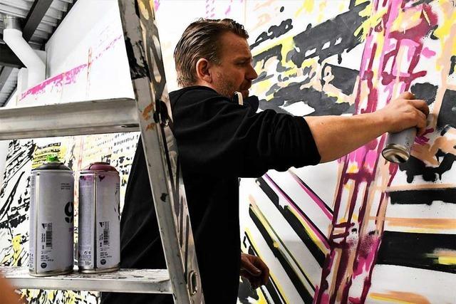 Ein Streetart-Künstler gestaltet in Lörrach Fasnets-Kulissen