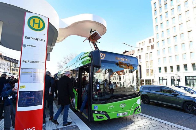 Der E-Bus kann an der Haltestelle Euro...ndkursen schnell grne Energie laden.   | Foto: Rita Eggstein