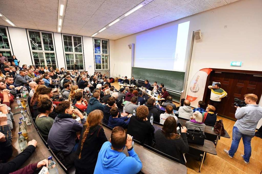 Vollbesetzter Saal: Rund 150 Interessierte mussten drauen bleiben.  | Foto: Rita Eggstein