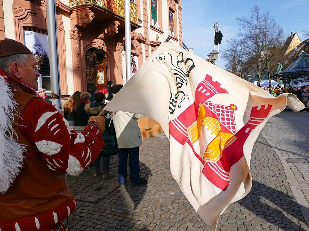 Dann zogen vor dem Rathaus die Truppen auf. Der Fahnenschwingen der Althistorischen Narrenzunft fhrte sie an.