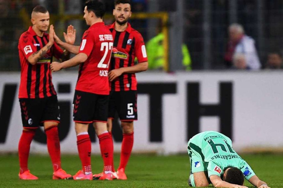Des einen Freud, des anderen Leid: Freiburg gewinnt gegen Hoffenheim mit 1:0. (Foto: Patrick Seeger (dpa)) Des einen Freud, des anderen Leid: Freiburg gewinnt gegen Hoffenheim mit 1:0. (Foto: Patrick Seeger (dpa))
