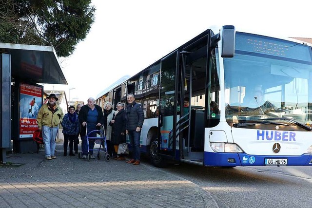 Angekommen: die Mitfahrer um Hohbergs ...rechts) an der Haltestelle in Hofweier  | Foto: Christoph Breithaupt
