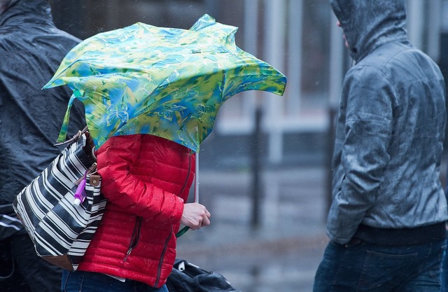 Die strksten Ben werden zwischen 4 u... von 10 bis 12 Uhr am Montag erwartet.  | Foto: Boris Roessler (dpa)