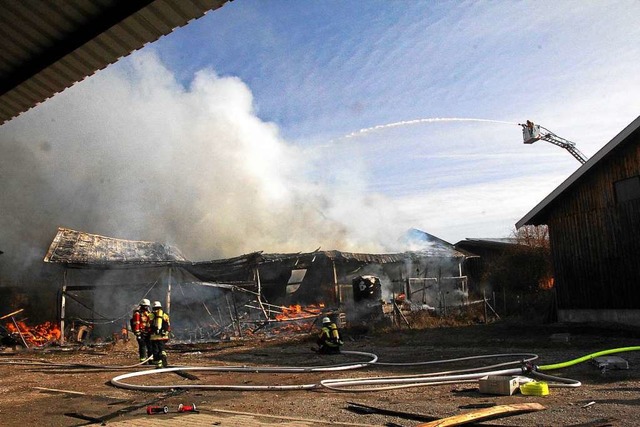 Trotz des Einsatzes der Drehleiter bra...er. Dabei  kam es auch zu Explosionen.  | Foto: Herbert Trogus