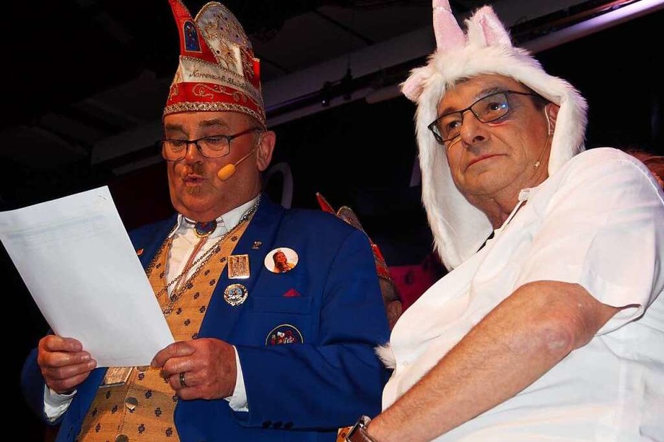Bruno „Bruzzi“ Zimmermann lauscht aufmerksam seiner eigenen Laudatio von Oberzunftmeister Michael Birlin - und korrigiert, wo nötig. (Foto: Boris Burkhardt) Bruno „Bruzzi“ Zimmermann lauscht aufmerksam seiner eigenen Laudatio von Oberzunftmeister Michael Birlin - und korrigiert, wo nötig. (Foto: Boris Burkhardt)