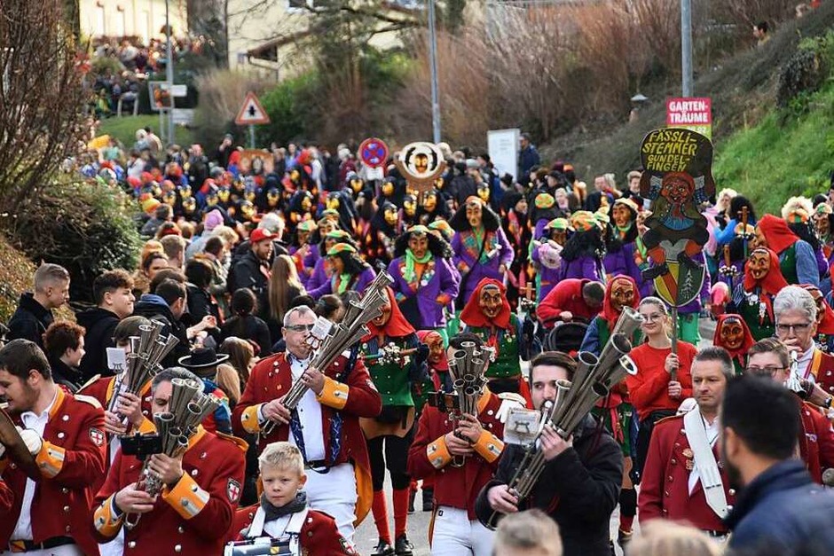 Den Umzug angeführt hatt die Schalmeienkapell und die Narrenzunft der Gundelfinger Fässlistemmer (Foto: Andrea Steinhart) Den Umzug angeführt hatt die Schalmeienkapell und die Narrenzunft der Gundelfinger Fässlistemmer (Foto: Andrea Steinhart)