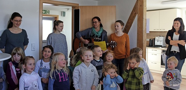 Die Kinder singen zusammen mit den Erz...rlied (rechts Lena Oster vom Bauamt).   | Foto: Christa Maier