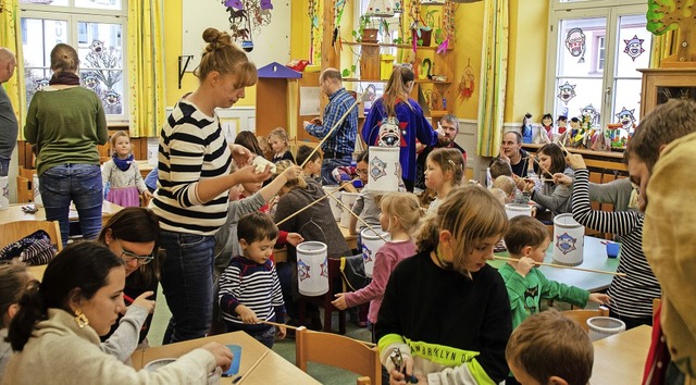 In den Kindergrten wurden in den verg...trger am Hemdglunkerumzug teilnehmen.  | Foto: Martha Weishaar