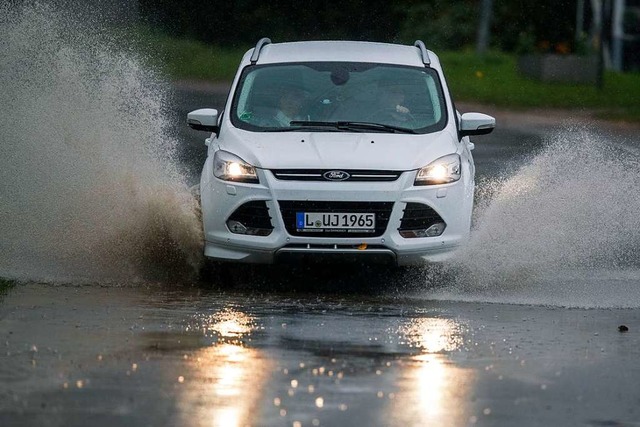 Kein schner Weg zur Arbeit: Bei Sturm...r, das Haus zu verlassen (Archivbild).  | Foto: Jens Bttner