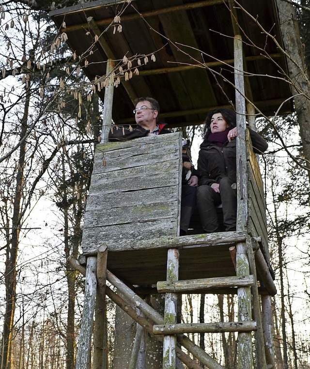 Klaus und Ulrike Obrist im Hochsitz: H... auch ohne dass irgendetwas passiert.   | Foto: Melanie Mickley