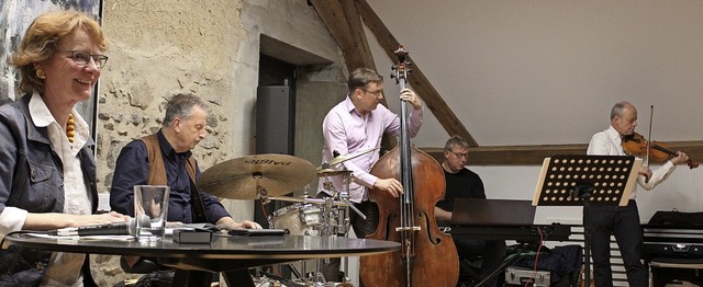 Autorin Gabriele Hennicke mit der Jazz-Combo aus dem Mnstertal.   | Foto: Erich Krieger