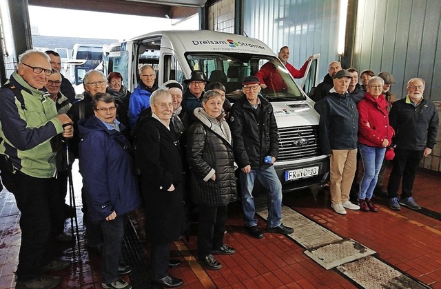 Eine Waldkircher Gruppe besuchte den &...#8220;, den Brgerbus in Kirchzarten.   | Foto: Udo Wenzl