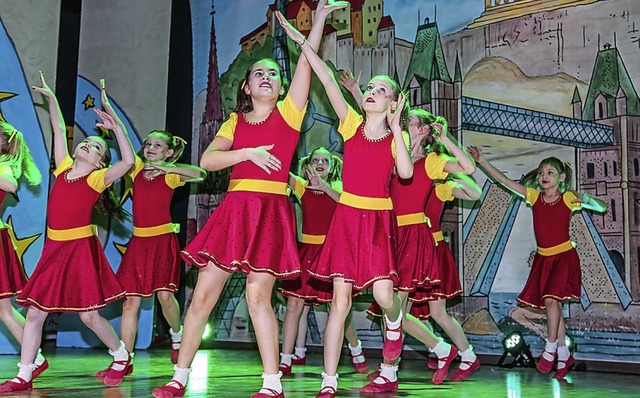 Die Mitglieder des Kinderballetts tanz...s &#8222;Heidis&#8220; ber die Bhne.  | Foto: Sandra Decoux-Kone