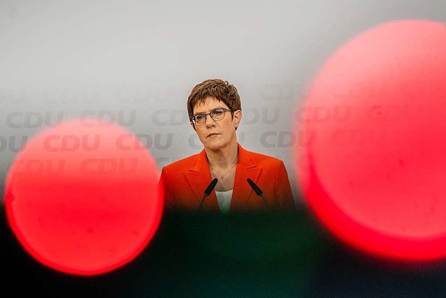 Annegret Kramp-Karrenbauer ist sich  n...ktuelle Situation fr ihre Partei ist.  | Foto: Michael Kappeler (dpa)