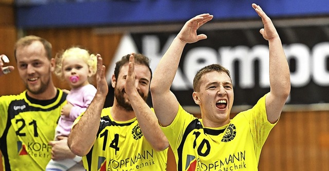 Handballer  und nuckelnder Nachwuchs: ... Hreblev bejubeln den Sieg am Sonntag.  | Foto: Achim Keller