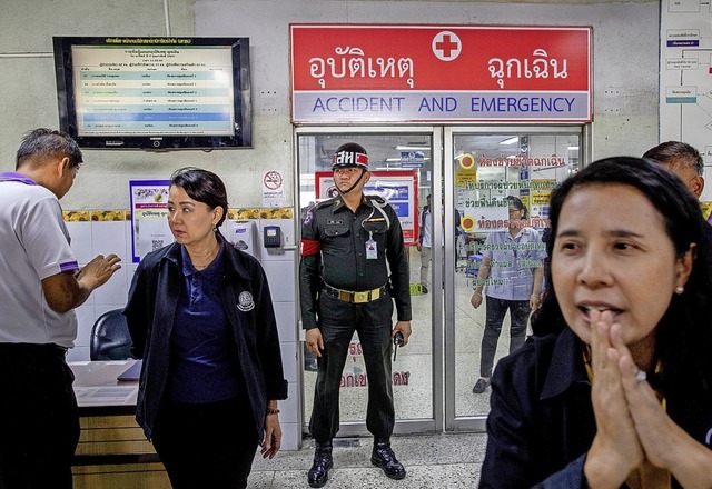 Ein Polizist bewacht den Eingang der N...e, in der die Opfer behandelt werden.   | Foto: Gemunu Amarasinghe (dpa)