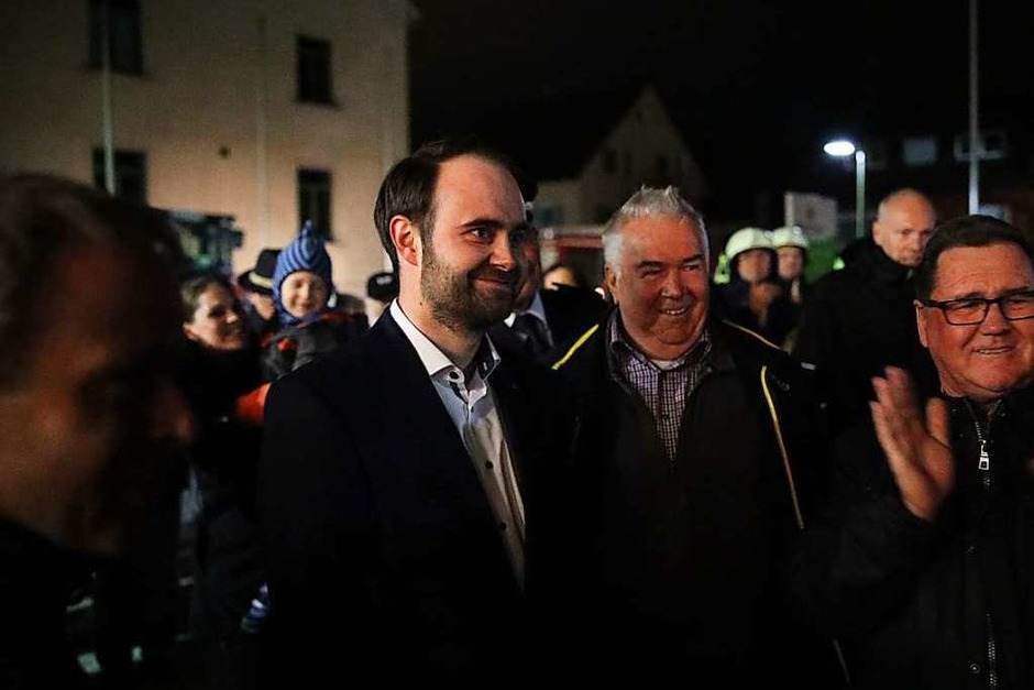Nach der Wahl gratulierten viele Bürger dem frisch gewählten Bürgermeister Sebastian Kiss. (Foto: Janos Ruf) Nach der Wahl gratulierten viele Bürger dem frisch gewählten Bürgermeister Sebastian Kiss. (Foto: Janos Ruf)
