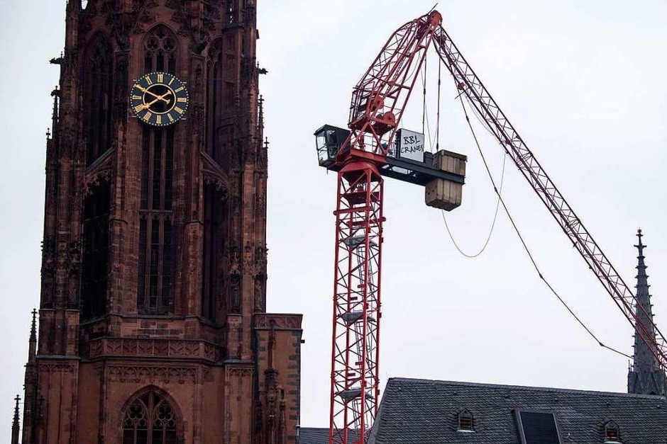 Der vom Sturm "Sabine" abgeknickte Ausleger eines Baukrans steckt im Dach des Frankfurter Doms. (Foto: Boris Roessler (dpa)) Der vom Sturm "Sabine" abgeknickte Ausleger eines Baukrans steckt im Dach des Frankfurter Doms. (Foto: Boris Roessler (dpa))