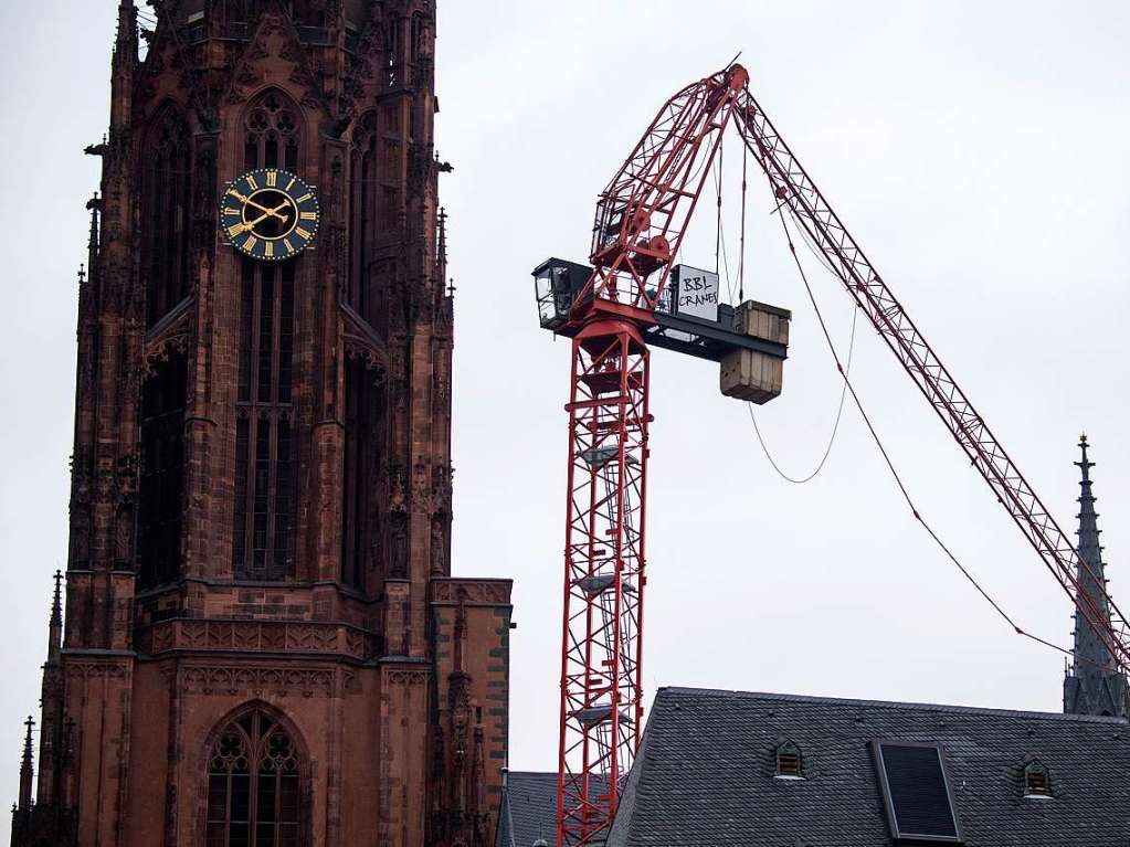 Der vom Sturm "Sabine" abgeknickte Ausleger eines Baukrans steckt im Dach des Frankfurter Doms.