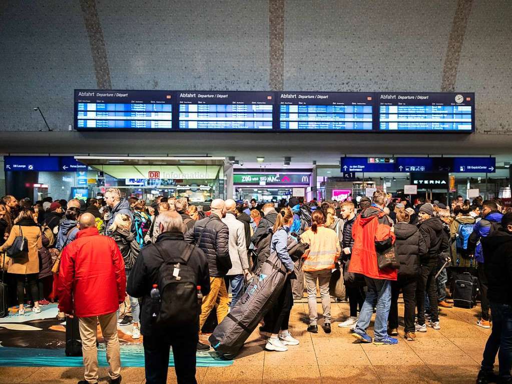 Gestrandete Fahrgste im Klner Bahnhof.