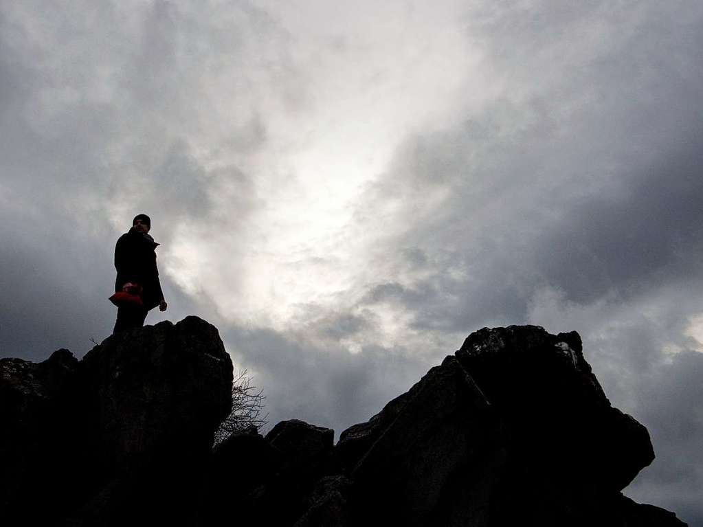 Ein Mann beobachtet vom Brunhildis-Felsen in Hessen das Wetter.