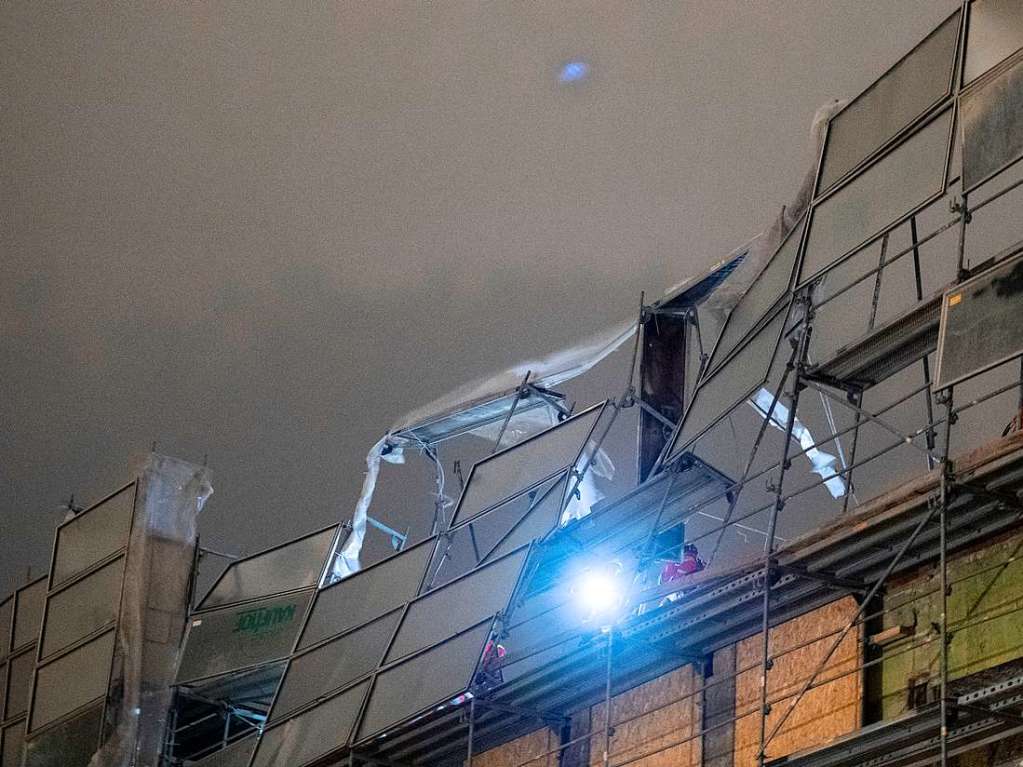 Mit Handscheinwerfern erkunden Feuerwehrleute in Frankfurt im fnften Stock einer Baustelle ein von Sturmtief „Sabine“ eingerissenes Baugerst.