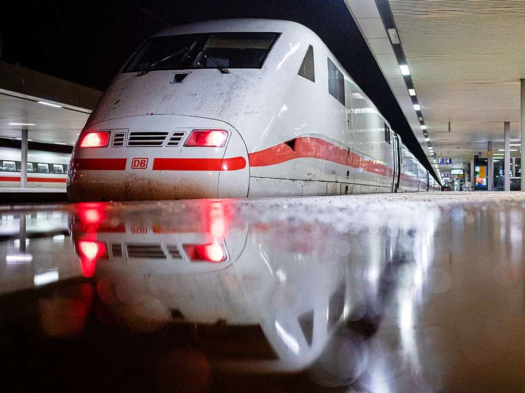 Ein Aufenthaltszug fr gestrandete Reisende steht am Hauptbahnhof in Hannover