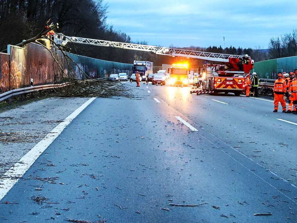 Wegen umgestrzter Bume war die Autobahn 45 voll gesperrt.