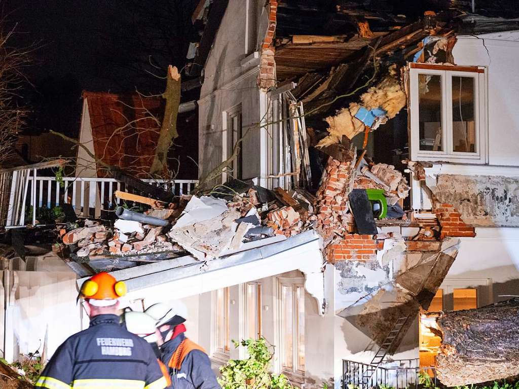 Ein umgekippter Baum hat ein Wohnhaus in Hamburg stark beschdigt.