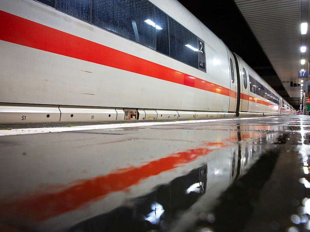 Ein ICE steht im Hauptbahnhof in Dsseldorf.