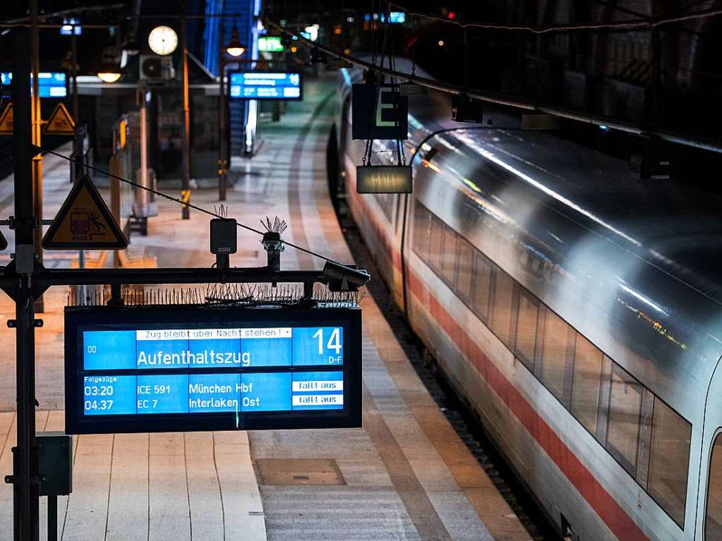 Die Deutsche Bahn stellte aufgrund des Sturmtiefs „Sabine“ den Fernverkehr ein.