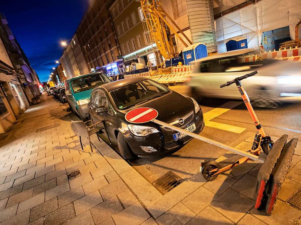 Ein vom Wind umgestrztes Verkehrsschild liegt in Mnchen auf der Motorhaube eins Autos.