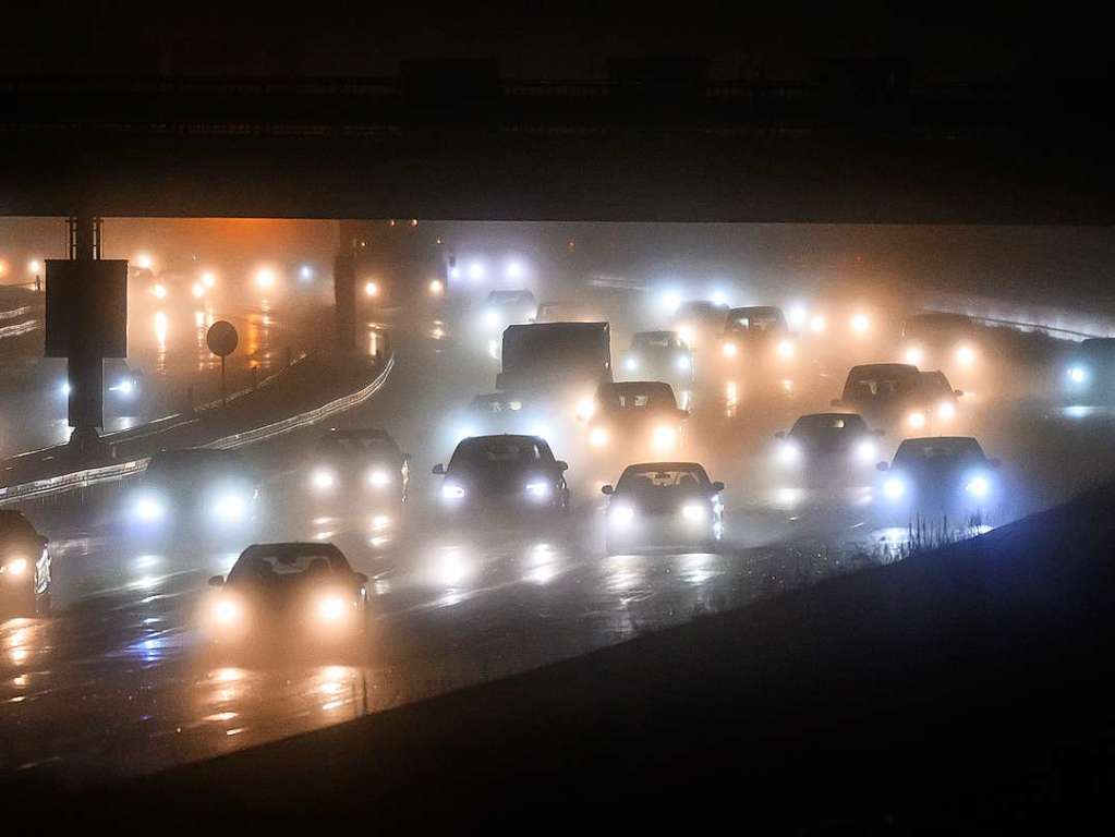 Viele Pendler mussten aufs Auto umsteigen. Wegen des Sturmtiefs „Sabine“ wurden deutschlandweit auch zahlreiche Flge gestrichen.