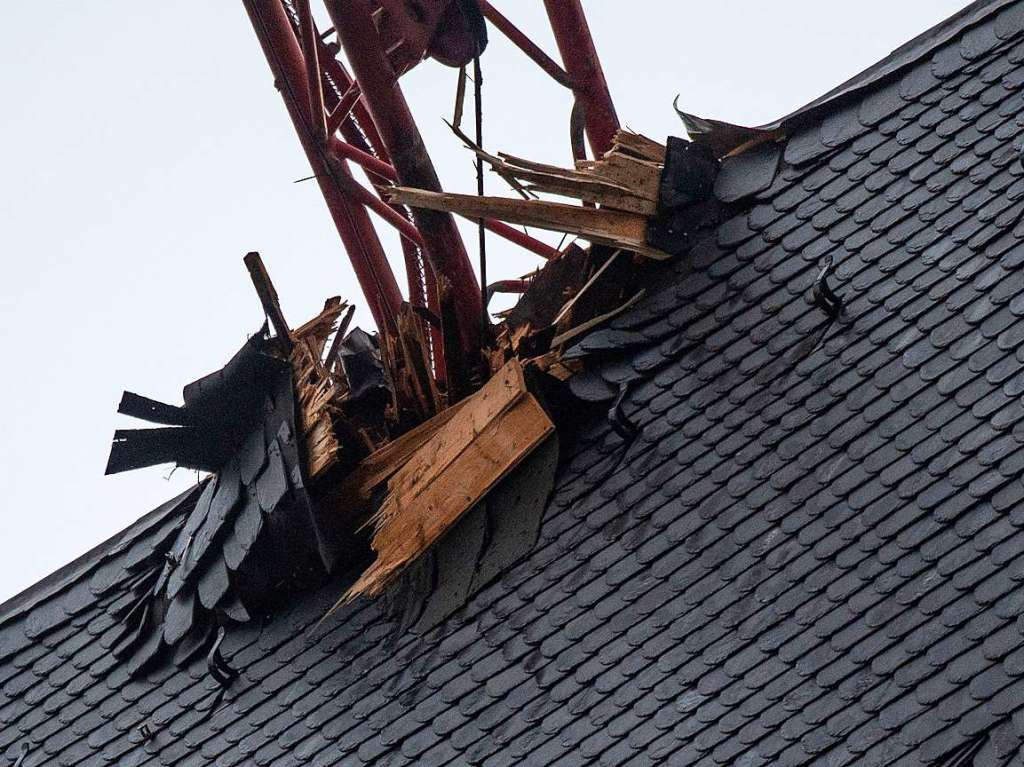 Der vom Sturm "Sabine" abgeknickte Ausleger eines Baukrans steckt im Dach des Frankfurter Doms.