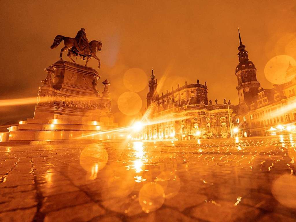 Der regennasse Theaterplatz in Dresden mit dem Knig-Johann Denkmal und dem Dresdner Schloss am frhen Morgen. I