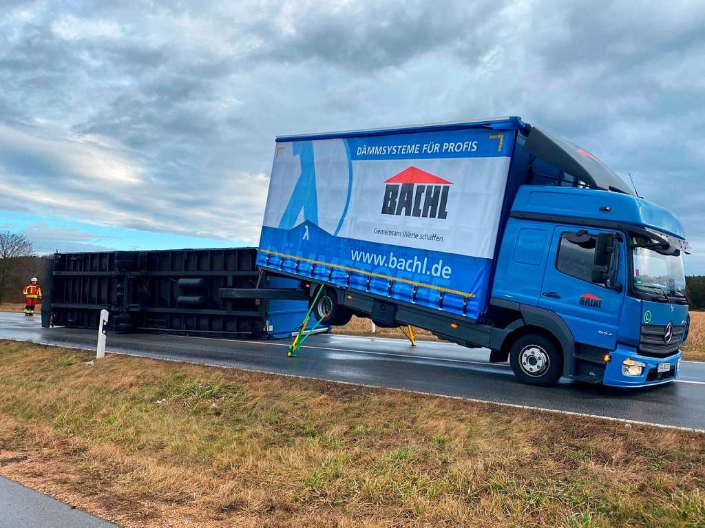 Ein umgestrzter Laster liegt auf der Autobahn 3 (A3) zwischen Laaber und Nittendorf in Bayern.