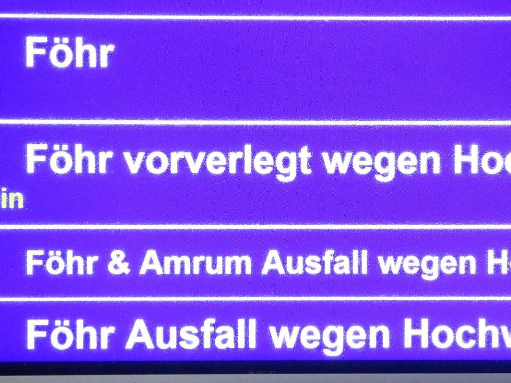 Am Montagnachmittag wird an der deutschen Nordseekste eine Sturmflut erwartet. Mehrere Fhrverbindungen wurden vorsorglich gestrichen.