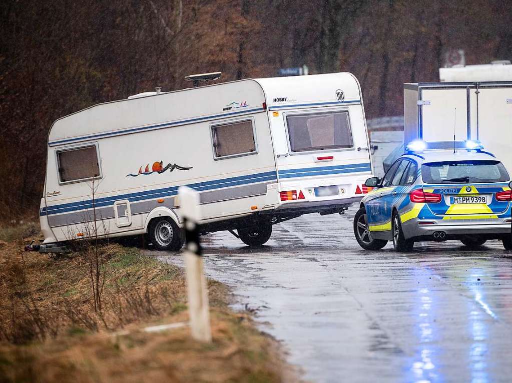 Ein durch Sturmtief „Sabine“  an den Straenrand gewehter Wohnwagen wird von der Polizei gesichert.