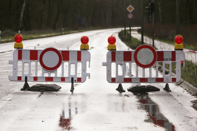 Gesperrte Verkehrswege gibt es landauf, landab &#8211; Straen wie Schienen.  | Foto: David Young (dpa)