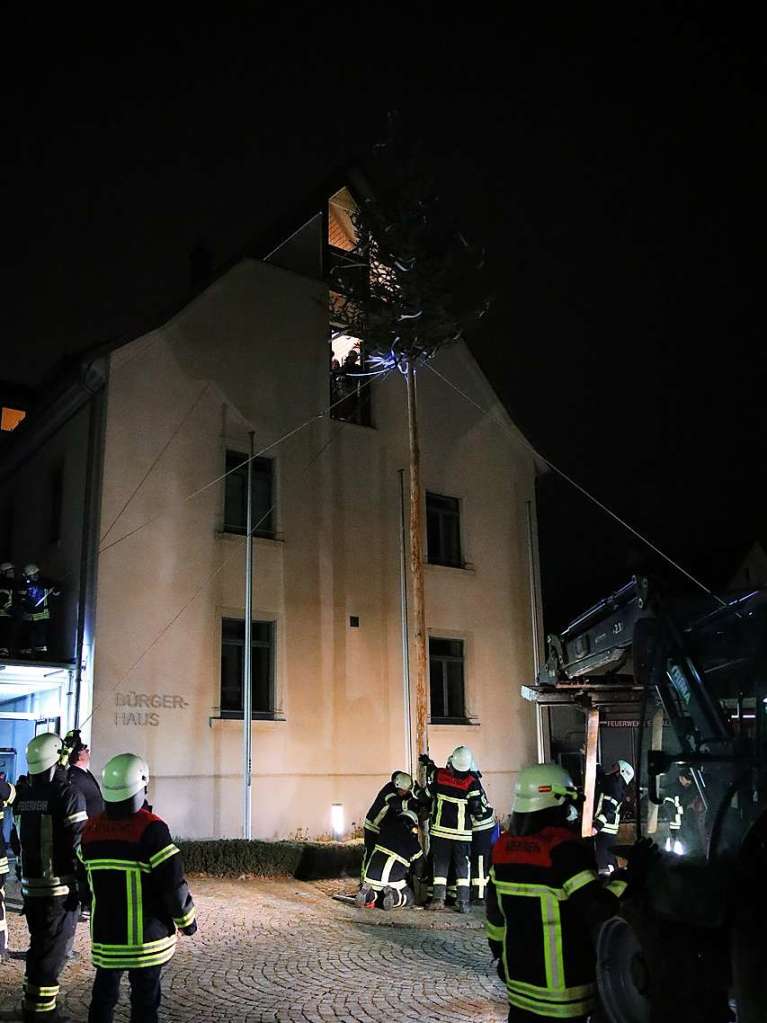 Direkt nach der Wahl wurde der Brgermeisterbaum von der Feuerwehr aufgestellt.